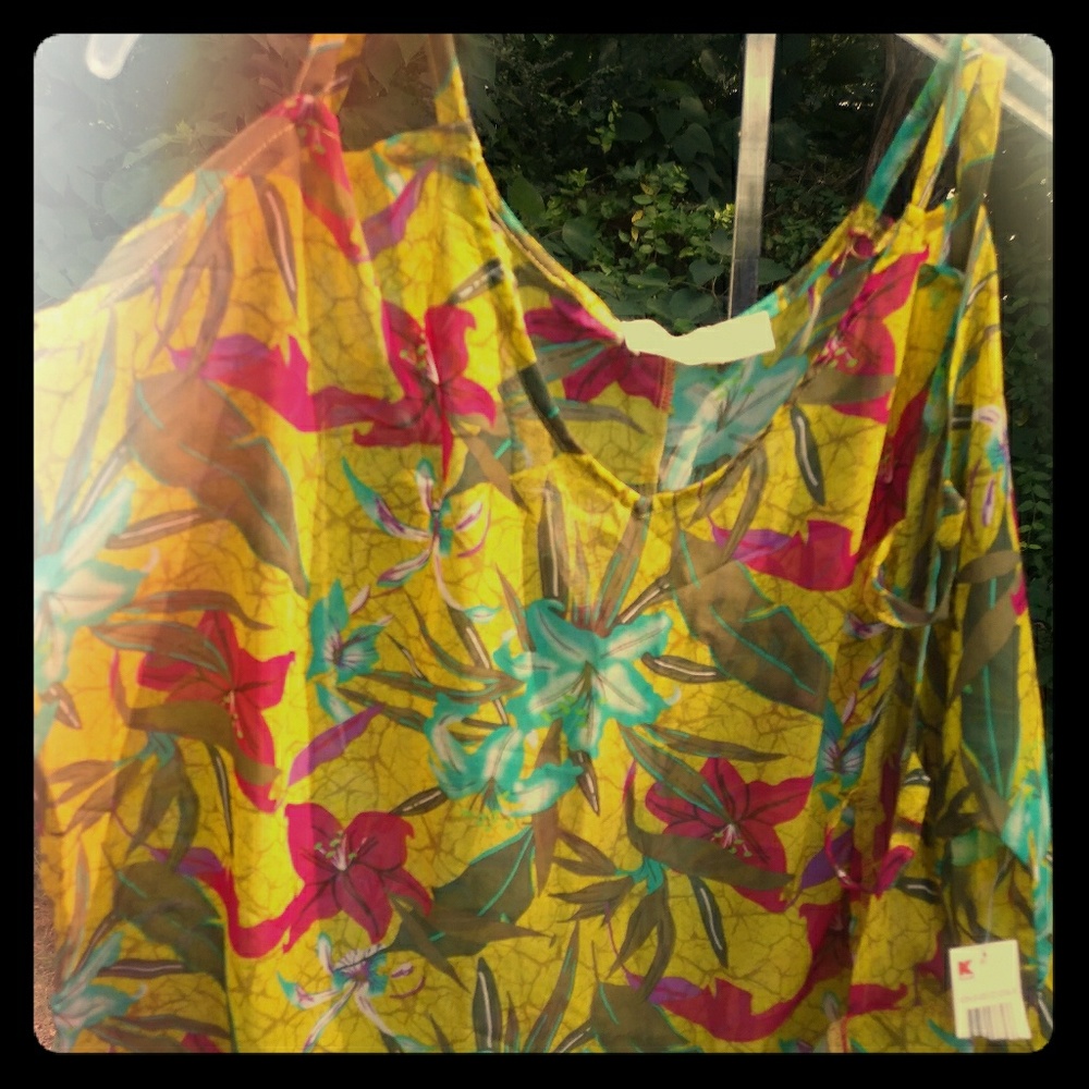 Selena Gomez 3/4 Strap Sleeve Top